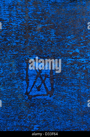 Tick e croce raschiata su un dipinto luminosamente pannello in legno. Foto Stock