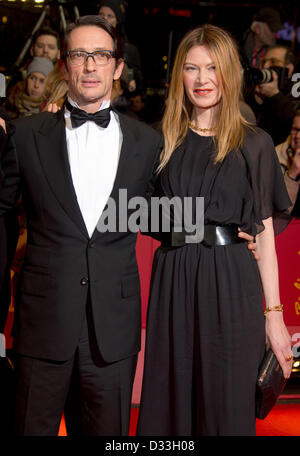 Regista tedesco Oskar Roehler e sua moglie Alexandra Fischer-Roehler pone alla premiere di 'L'Grandmaster' durante la 63a edizione annuale Festival Internazionale del Cinema di Berlino aka Berlinale alla Berlinale Palast di Berlino, Germania, il 07 febbraio 2013. Foto: Hubert Boesl Foto Stock