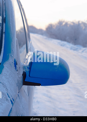 Auto con specchio retrovisore esterno .nevoso superficie stradale Foto Stock