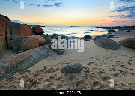 Baia a ferro di cavallo Sunrise seascape spiaggia sabbiosa rocce Port Elliot South Australia Fleurieu Peninsula South Australia Australian Foto Stock