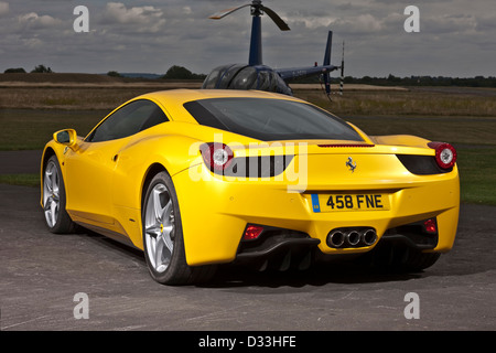 Ferrari 458 Italia e elicottero, Thruxton, Inghilterra, 03 08 2010 Foto Stock