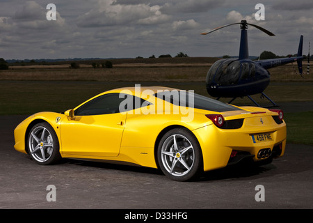 Ferrari 458 Italia e elicottero, Thruxton, REGNO UNITO, 03 08 2010 Foto Stock