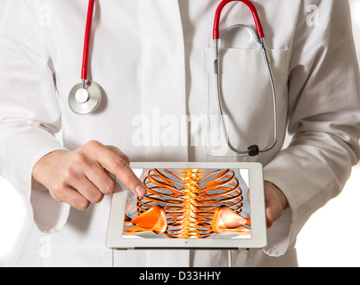 Immagine simbolica della medicina. Medico è utilizzando un computer tablet, Ipad. Immagine di scheletro. Foto Stock