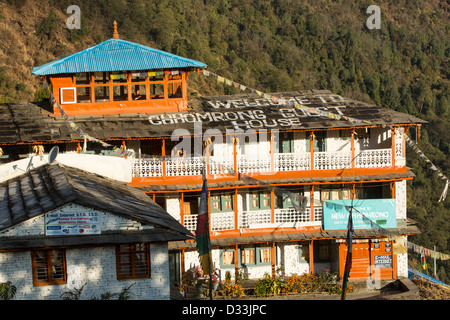 Un tea house lodge sull'Annapurna Base Camp trek a Chomrong, Himalaya, Nepal. Foto Stock