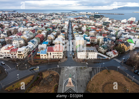 La luce diurna vista nord su tetti di Reykjavik Hallgrímskirkja dalla Chiesa in Islanda Foto Stock