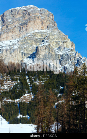 Bella inverno montagna rocciosa del paesaggio. Italia Dolomiti, ai piedi del Passo Gardena, Alto Adige. Foto Stock