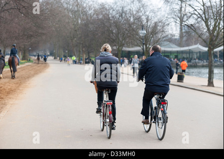 Escursioni in bicicletta in Hyde Park, Londra - i ciclisti, REGNO UNITO Foto Stock