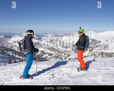 Due gli sciatori su blu eseguire Traversee Damant Noir in Le Grand Massif ski area nelle Alpi francesi al di sopra di Flaine resort, Rhone-Alpes, Francia Foto Stock