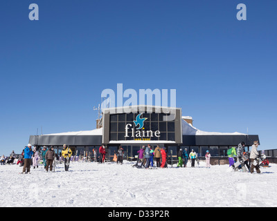 Les Grandes Platieres ristorante e gondola stazione superiore con gli sciatori in Le Grand Massif ski area delle Alpi francesi. Flaine Francia Foto Stock