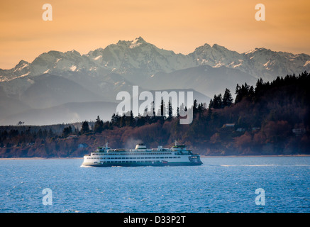 Stato di Washington il traghetto a Elliott Bay con le montagne olimpiche in distanza Foto Stock