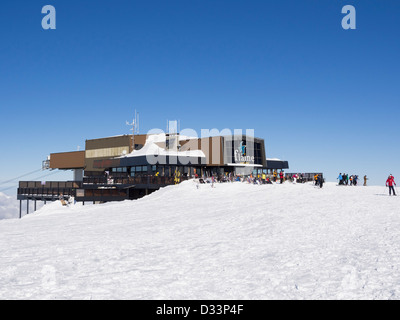 Les Grandes Platieres ristorante e gondola stazione superiore con gli sciatori in Le Grand Massif ski area delle Alpi francesi. Flaine Francia Foto Stock