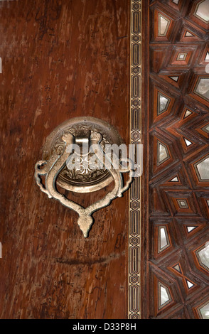 Respingente sul porta in legno decorata con madreperla Foto Stock