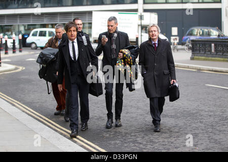 Londra, Regno Unito. 8 febbraio 2013. Telefono vincite di hacking, rotoli edificio, High Court di Londra, UK Immagine mostra Uri Geller (centro sul telefono) accanto a (sinistra) David Sherborne QC arrivando all Alta Corte, rotoli edificio dove News International ha convenuto di risolvere 130 danni civili precedenti per le notizie del mondo di hacking telefono con individui. Credito: Jeff Gilbert / Alamy Live News Foto Stock