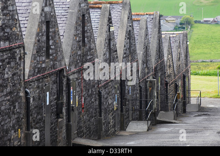 I magazzini di un whisky scozzese distilleria. Foto Stock