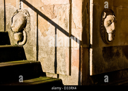 Due leone di pietra sculture in testa al grado 1 elencati Elizabethan Wollaton Hall di Nottingham Nottinghamshire East Midlands England Foto Stock