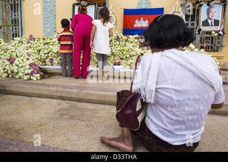 Gen 30, 2013 - Phnom Penh Cambogia - cambogiani pregare presso un memoriale per gli ex re Norodom Sihanouk di Phnom Penh. Norodom Sihanouk (31 Ottobre 1922Â â€" 15 ottobre 2012) era il re della Cambogia dal 1941 al 1955 e di nuovo dal 1993 al 2004. Egli è stato il dominatore efficace della Cambogia dal 1953 al 1970. Dopo la sua seconda abdicazione nel 2004, egli è stato dato il titolo onorifico di ''l'King-Father della Cambogia.'' Sihanouk morì a Pechino in Cina, dove egli stava ricevendo le cure mediche, ad Ottobre 15, 2012. La sua cremazione è prevista per febbraio 4, 2013. Oltre un milione di persone sono attese a frequentare la se Foto Stock