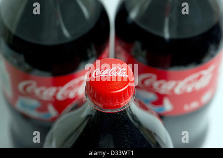 Tre bottiglie di Coca Cola sono picutred a Berlino, Germania, 06 febbraio 2013. Foto: Soeren Stache Foto Stock