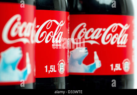 Tre bottiglie di Coca Cola sono picutred a Berlino, Germania, 06 febbraio 2013. Foto: Soeren Stache Foto Stock