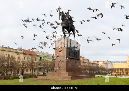 Statua di re Tomislav con piccioni battenti intorno, il primo re croato, a Zagabria in Croazia Foto Stock