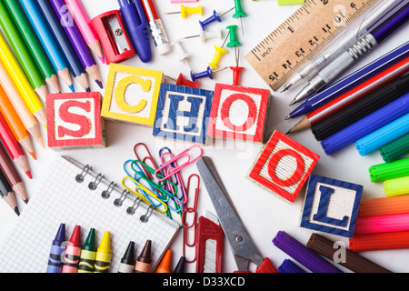 La scuola primaria articoli di cancelleria su sfondo bianco Foto stock -  Alamy