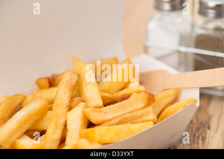 Le patatine fritte in un estrarre la scatola - profondità di campo Foto Stock