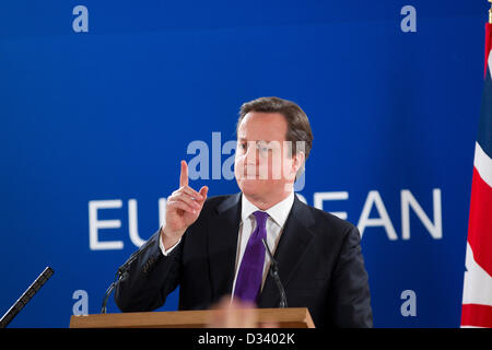 Primo Ministro del Regno Unito David Cameron parlando dopo la riunione del Consiglio europeo Foto Stock