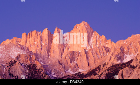 Alba luce sulla parete est del Monte Whitney, Sequoia National Park, California USA Foto Stock