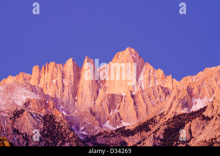 Alba luce sulla parete est del Monte Whitney, Sequoia National Park, California USA Foto Stock