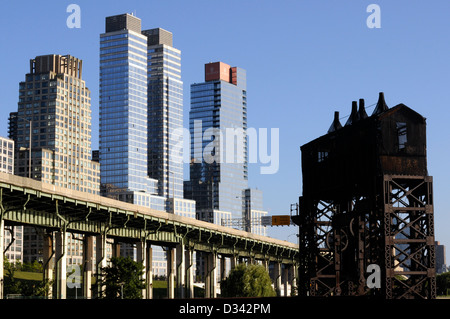 Nuovo alto luogo appartamenti sul lungomare di Manhattan Greenway è un 32-miglio percorso che circumnavigates l'isola di Manhattan. Foto Stock