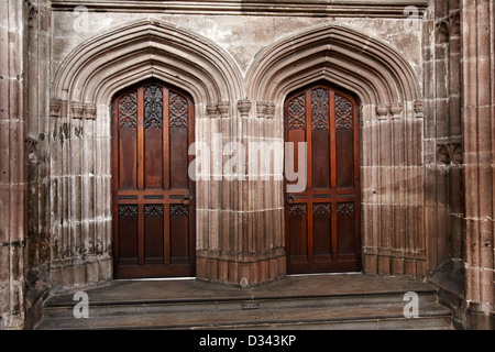 Coppia di porte nella Cattedrale di Manchester preso dall'interno dell'edificio Foto Stock