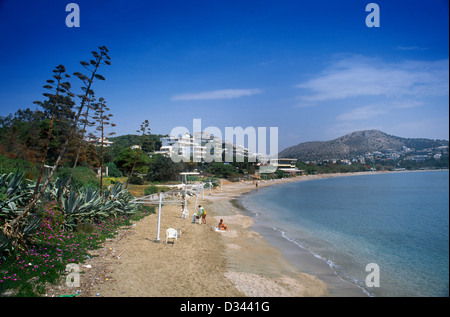 Vouliagmeni Grecia Riviera di Atene di nuovo sviluppo sulla spiaggia e la spazzatura Foto Stock