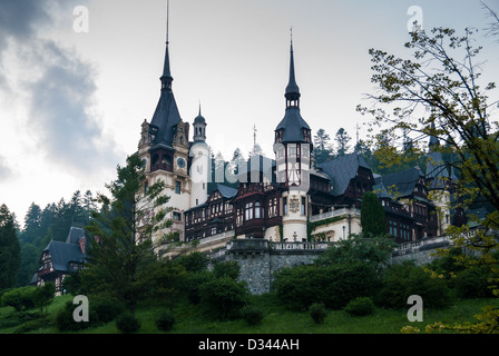 Il Castello di Peles, un castello rinascimentale nelle montagne dei Carpazi, vicino a Sinaia, Romania Foto Stock