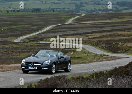 James Martin aziona un nero Mercedes SLK 200 auto nelle zone rurali a Pickering, Regno Unito, 28 06 2011 Foto Stock