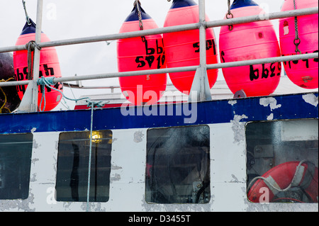 Charter e commerciale di pesca le barche nel porto, Omero, Alaska, Stati Uniti d'America. Dettaglio delle boe e galleggianti. Foto Stock