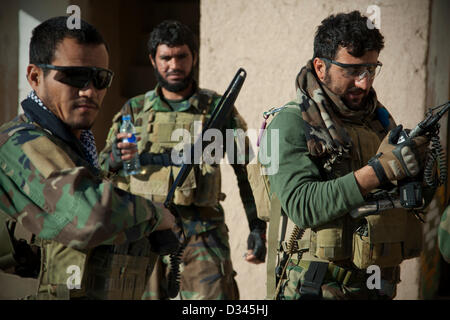 L Esercito nazionale afgano forze speciali militari si prepara per una missione Febbraio 8, 2013 nella provincia di Herat, Afghanistan. Foto Stock