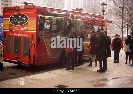 I clienti linea fino al Stouffer Mac n' Formaggio carrello alimentare al di fuori del World Financial Center di Manhattan a New York Foto Stock