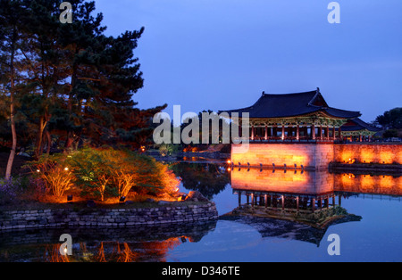 Palazzo Donggung e Wolji Pond di Gyeongju Gyeongbuk Corea del Sud Al Crepuscolo crepuscolo Foto Stock