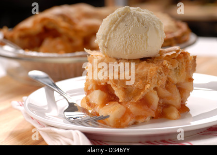 Un pezzo di freschi deep dish la torta di mele con una crosta di scaglie e di gelato alla vaniglia Foto Stock