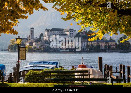 Orta San Giulio e isola di San Giulio, della provincia di Novara, Piemonte, Italia, Foto Stock