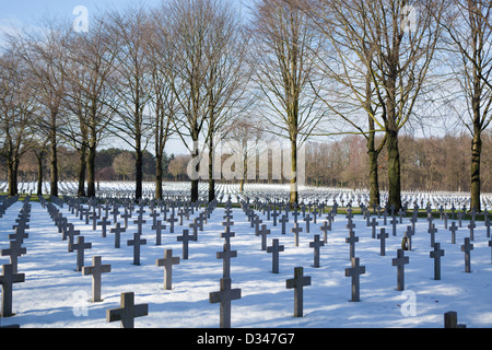 Cimitero di Guerra Tedesco durante il periodo invernale con la neve nei Paesi Bassi a Ysselsteyn Foto Stock