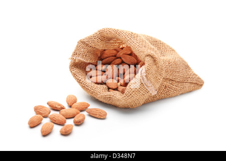Un studio shot di mandorle in un sacchetto e dintorni, isolato su sfondo bianco Foto Stock