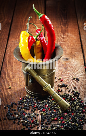 Il pepe,paprika peperoncino e mortaio sul legno vecchio Foto Stock