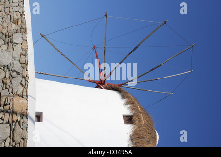 Un bellissimo mulino a vento nell isola greca di Mykonos con cielo blu come sfondo. Foto Stock