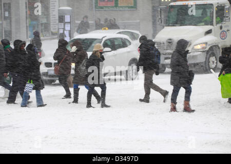 Toronto, Canada. 8 febbraio 2013. Torontonians e automobili lottando su Yonge Street in ora di punta durante la pesante inverno tempesta di neve su Yonge Street, vicino Davisville Stazione della Metropolitana. Questo è considerato essere un uragano storico e forse la più grande nevicata fin dal 2008. Credito: CharlineXia Ontario Canada Collection / Alamy Live News Foto Stock