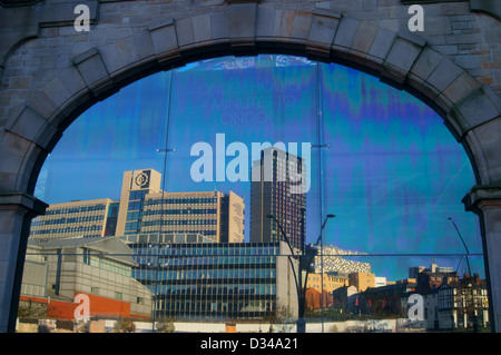 Sheffield City Centre skyline riflessioni nella finestra di Midland stazione ferroviaria Foto Stock