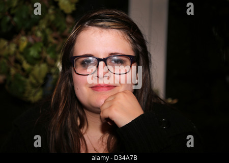 Ritratto di giovane donna nei suoi primi anni 20 con gli occhiali Foto Stock