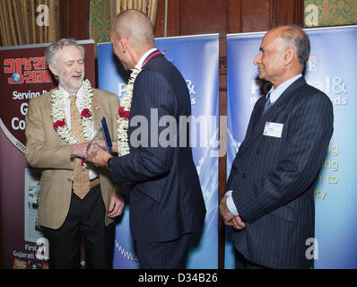 Londra, Regno Unito. 7 febbraio 2013. Sulla sinistra è la manodopera Beckbencher Jeremy Corbyn, membro del Parlamento ha ricevuto un premio dal cabinet Shadow Ministro Umunna Chuka, membro del Parlamento europeo come il retro del lavoro Bencher dell'anno alla vita pubblica e politica Awards 2013 tenutasi negli Stati Sala da pranzo del House of Commons, Westminster, London. Sulla destra è C B Patel, Direttore asiatici newpaper vocale. Foto Stock