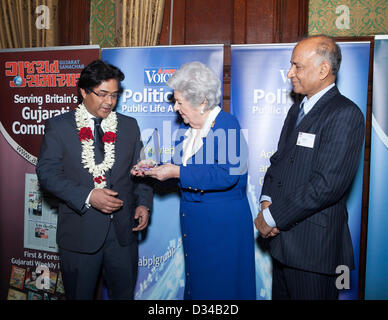 Londra, Regno Unito. 7 febbraio 2013. Sulla destra è Prabhat Verma, General Manager di 51 Buckingham Gate, Taj Hotel di gruppo in Westminster, Londra riceve il premio per la cooperazione internazionale tra il Regno Unito e in India da ospite d onore, la Baronessa Betty Boothroyd, ex Speaker della House of Commons alla Asian Voice vita pubblica e politica Awards 2013 tenutasi presso gli Stati della sala da pranzo, House of Commons, Westminster, London. Sulla destra è C B Patel, Direttore, Asian Voice giornale nel Regno Unito. Foto Stock
