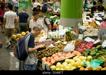 Agli acquirenti di comprare la frutta e la verdura in Sydney mercati Paddys australia Foto Stock