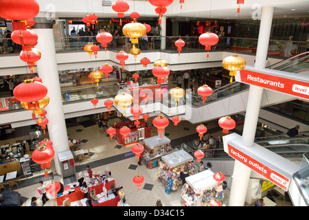 Lanterne cinesi rosse e dorate in Market City, centro commerciale chinatown, Sydney, NSW, Australia Foto Stock